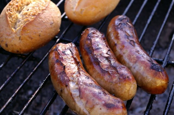 So grillst du eine würzige und saftige Bratwurst! Heiße Tipps vom Profi!